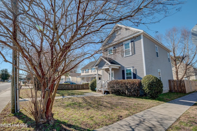 view of front of home featuring a front yard