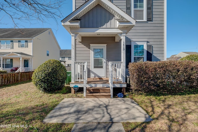 view of front facade with a front yard