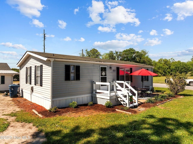 manufactured / mobile home featuring a front yard