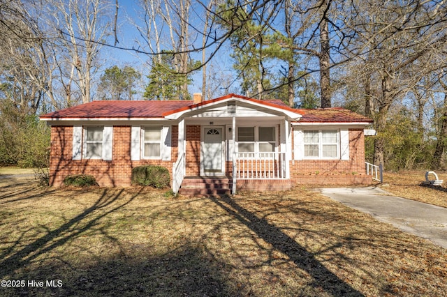 view of front of house featuring a porch and a front yard