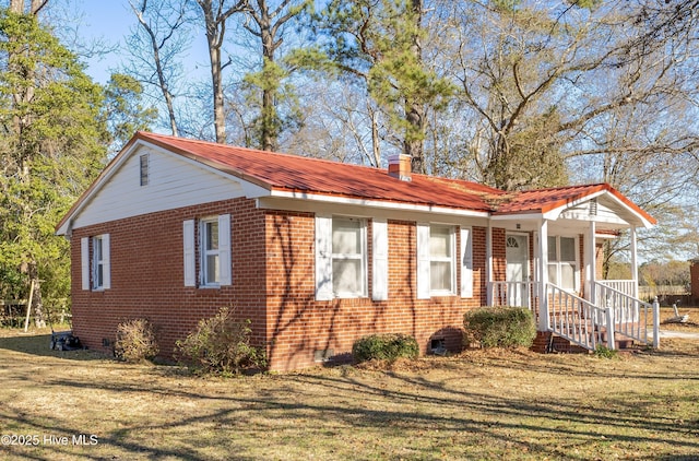 view of front of house featuring covered porch and a front yard