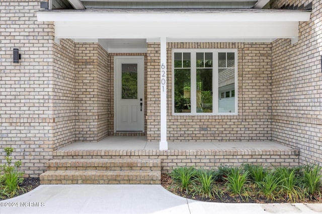 property entrance featuring a porch