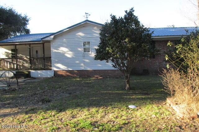 view of side of property featuring a lawn