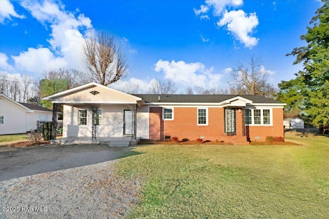 single story home featuring a front lawn