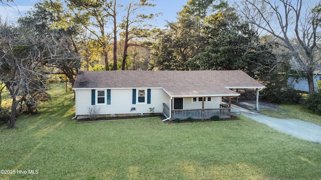 ranch-style home featuring roof with shingles, driveway, and a front lawn