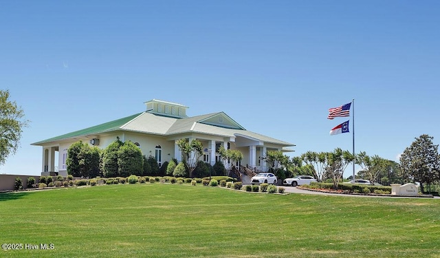 view of front of home featuring a front lawn