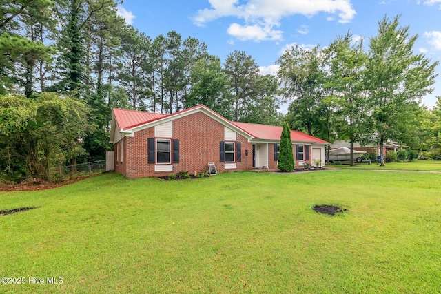 single story home featuring a front lawn