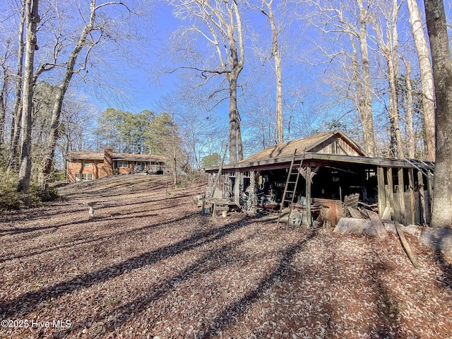 view of front of house with an outdoor structure