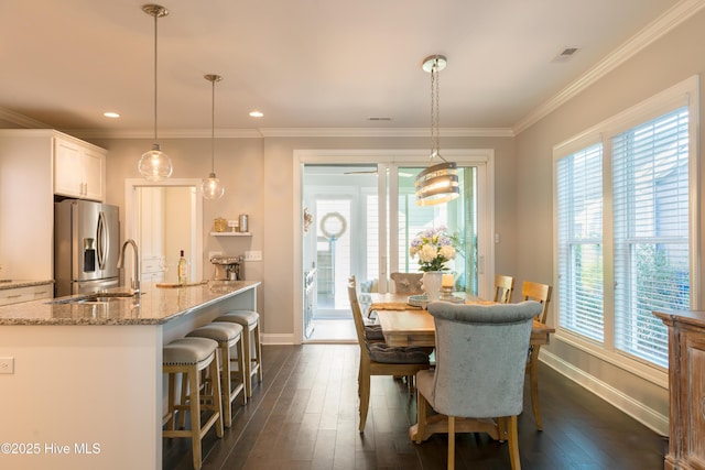 dining area featuring baseboards, visible vents, ornamental molding, dark wood-style flooring, and recessed lighting