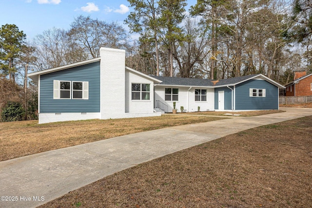 single story home with a front lawn