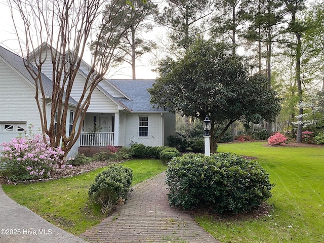 view of front facade featuring a porch and a front yard