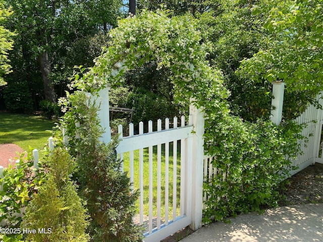 view of gate featuring a lawn