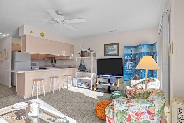 carpeted living room featuring ceiling fan