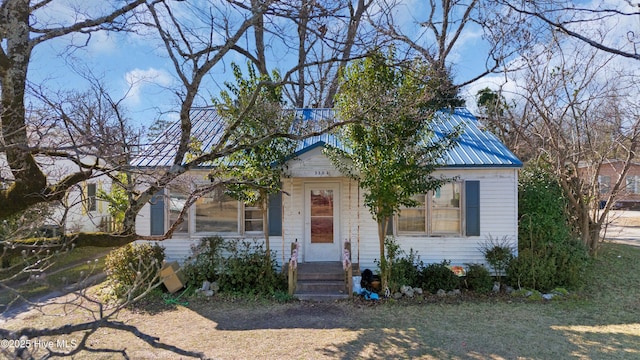 view of front facade featuring a front lawn