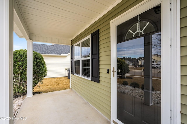 property entrance featuring a porch