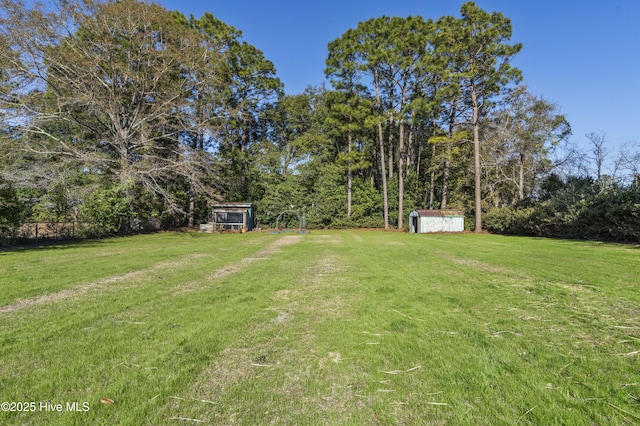 view of yard featuring a storage shed