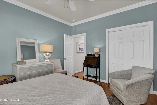 bedroom with hardwood / wood-style floors, ceiling fan, crown molding, and a closet