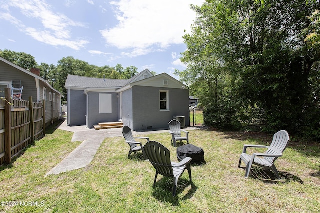 view of yard featuring an outdoor fire pit