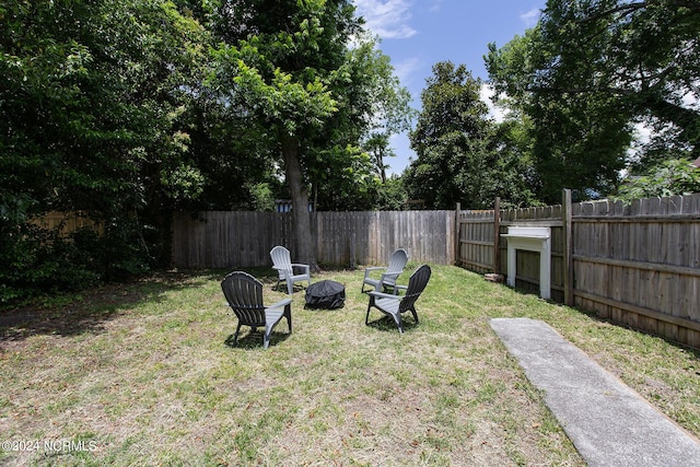 view of yard featuring a fire pit