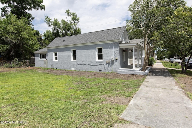 view of front of house with a front lawn