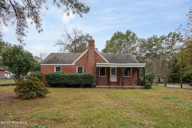 view of front of property with a front lawn and covered porch