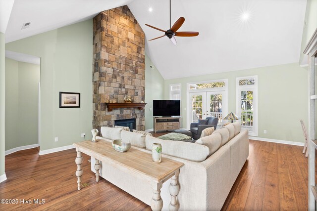 spare room with an inviting chandelier, dark hardwood / wood-style flooring, and a tray ceiling