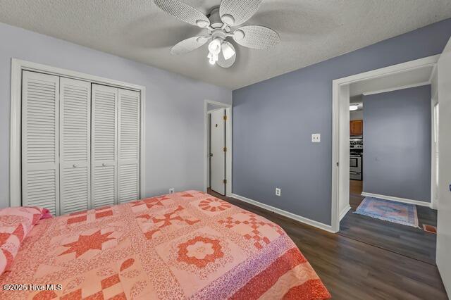 bedroom featuring ceiling fan, dark hardwood / wood-style floors, a textured ceiling, and a closet