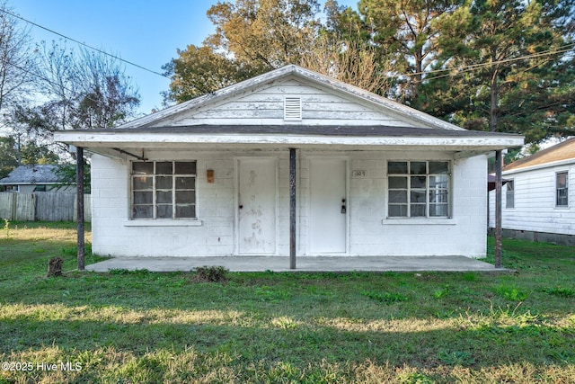 bungalow-style home featuring a front yard and covered porch