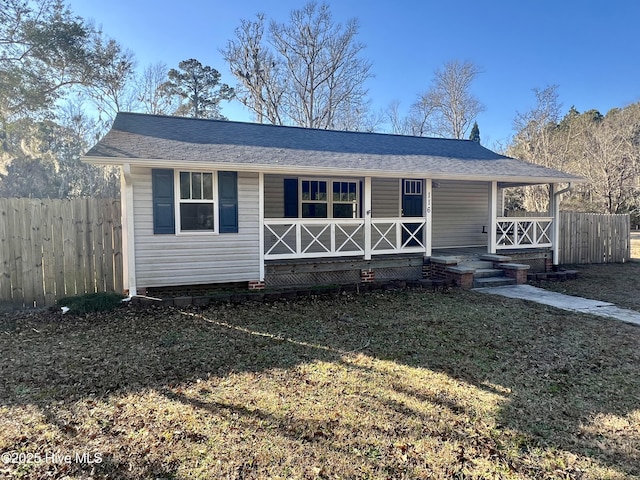 view of front of property featuring a front lawn