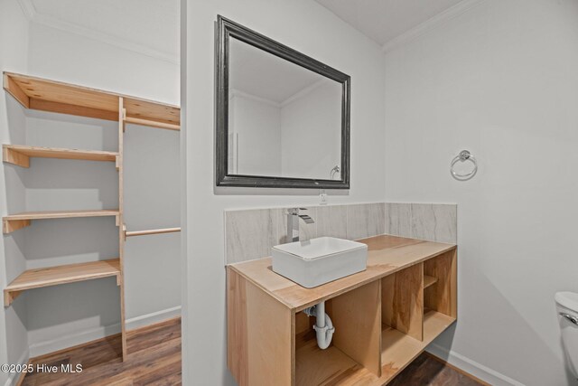 kitchen with a breakfast bar, a center island, white refrigerator, ornamental molding, and light hardwood / wood-style floors