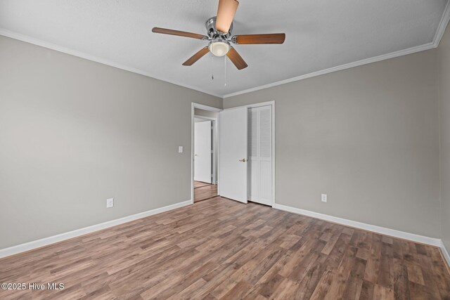 living room featuring hardwood / wood-style flooring, ceiling fan, and ornamental molding