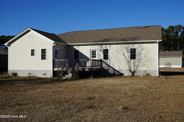 back of house featuring a lawn