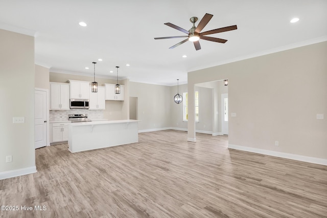 unfurnished living room featuring light wood finished floors, baseboards, recessed lighting, ceiling fan, and ornamental molding