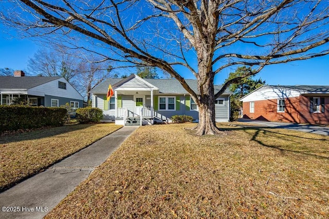 single story home featuring a front lawn