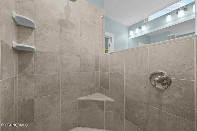 bathroom featuring a tile shower