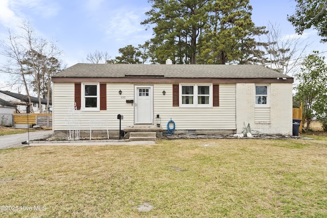 view of front of property featuring a front yard