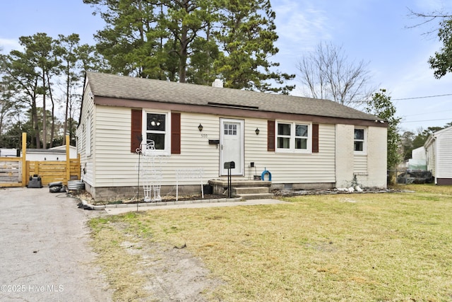 view of front of property featuring a front lawn