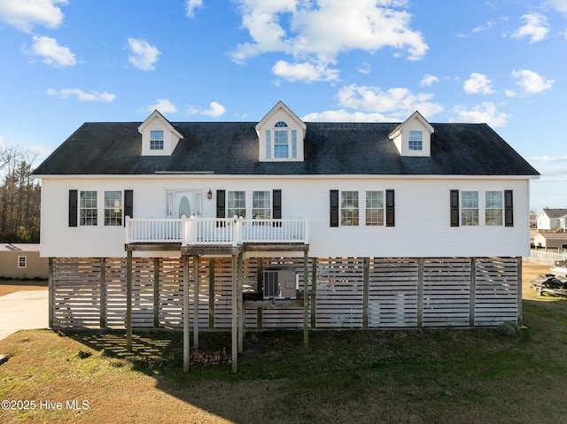 view of front facade featuring a wooden deck and a front lawn