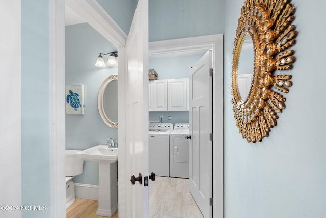 bathroom featuring washing machine and dryer