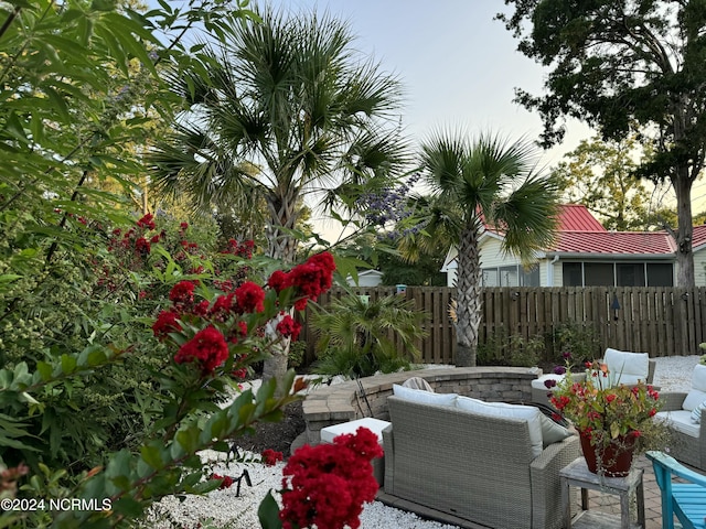 view of yard featuring an outdoor hangout area