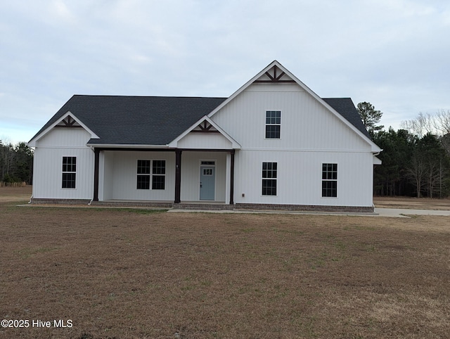 view of front facade featuring a front lawn and a porch