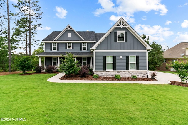 craftsman inspired home featuring a front yard