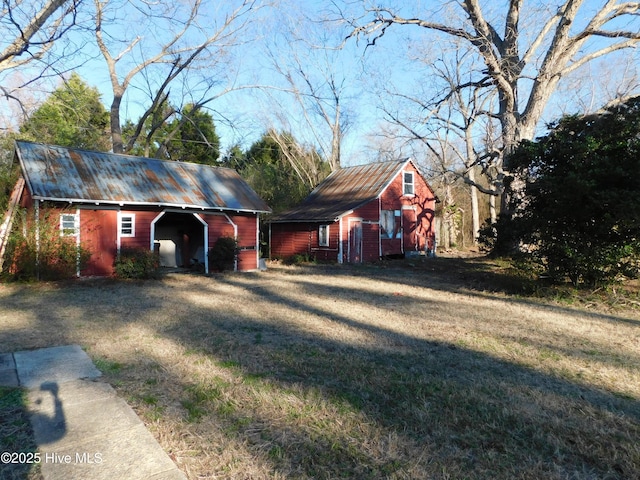 view of front facade featuring a shed and a front yard