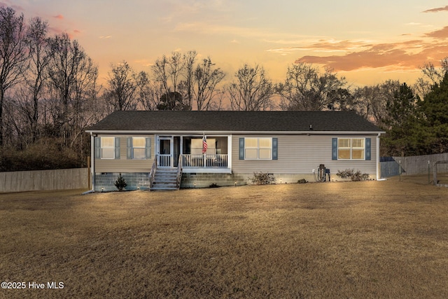 view of front of property featuring a porch and a yard