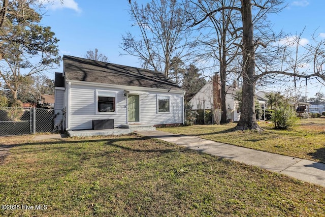 view of front of home featuring a front lawn