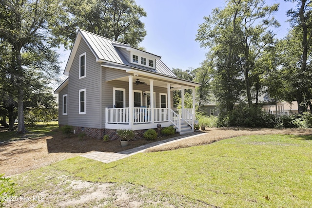 view of front of property featuring ceiling fan, a porch, and a front lawn