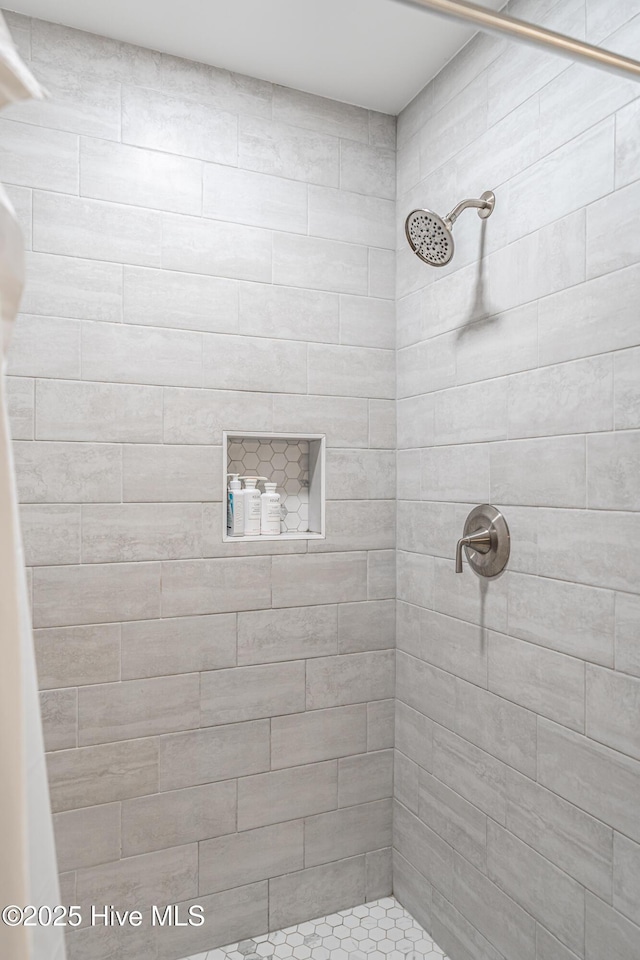 bathroom featuring a tile shower