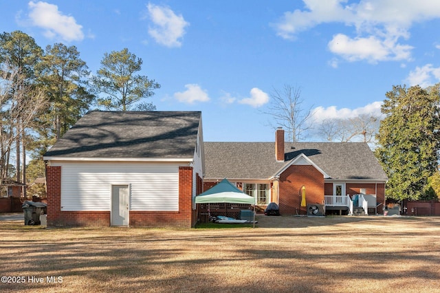 view of front of property with a gazebo and a front lawn