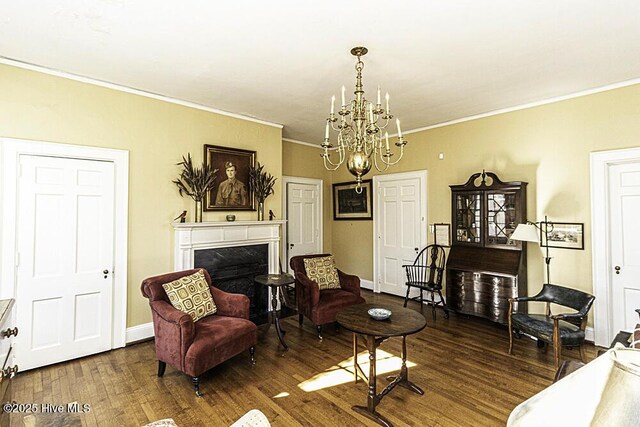 living room featuring dark wood-type flooring, crown molding, and a chandelier