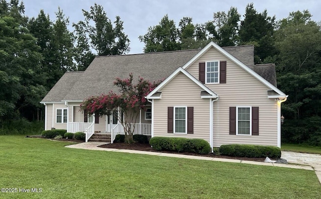 view of front facade featuring a porch and a front lawn